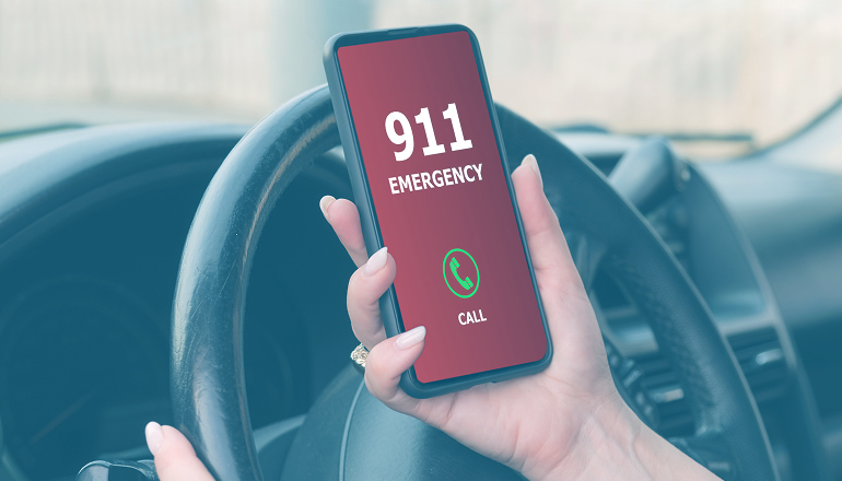 mujer al volante con un telefono llamando al 911  por no hacer caso a los tramos mas peligrosos de semana santa